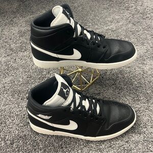 Jordan 1 Retro Mid Shoes Men’s Size 12 Black White Nike 554724-038